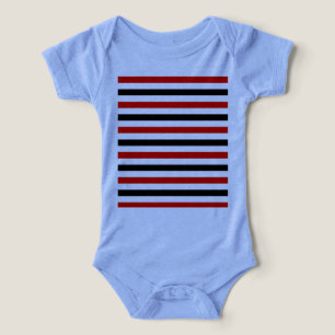 Camiseta desenho de listras vermelhas pretas e brancas