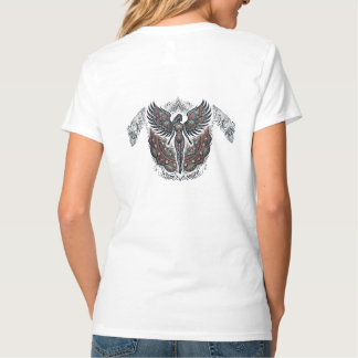 Camiseta Desenho de Mandala Floral com Asas de Anjo Boêmias