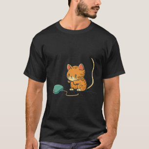 Camiseta Desenho De Um Gatinho Caçando Um Rato De Computado