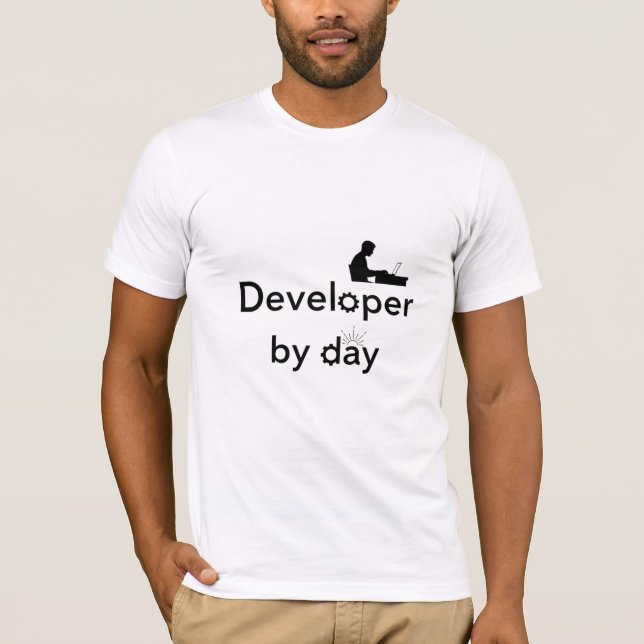 Camiseta Desenvolvedor por Dia (Frente)