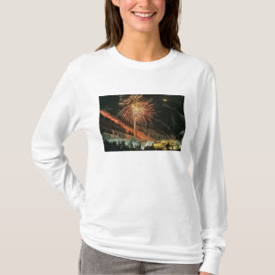 Camiseta Desfile com archotes e fogos de artifício durante