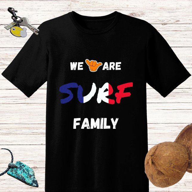 Camiseta design da família surf com a mão shaka e a bandeir (Criador carregado)