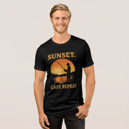 Camiseta Design de Aventura de Pesca com Repetição de Pôr d