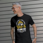 Camiseta Design de bar e grelhadores de refrigeração e de g<br><div class="desc">Bar de resfriamento e Pai de grelhador,  que serve para grelhar,  festas frias e bons tempos,  design de tipografia vintage negra e vermelha com um texto personalizável em vermelho para personalizar a celebração do dia de os pais deste ano. O design é para roupa de cor escura.</div>
