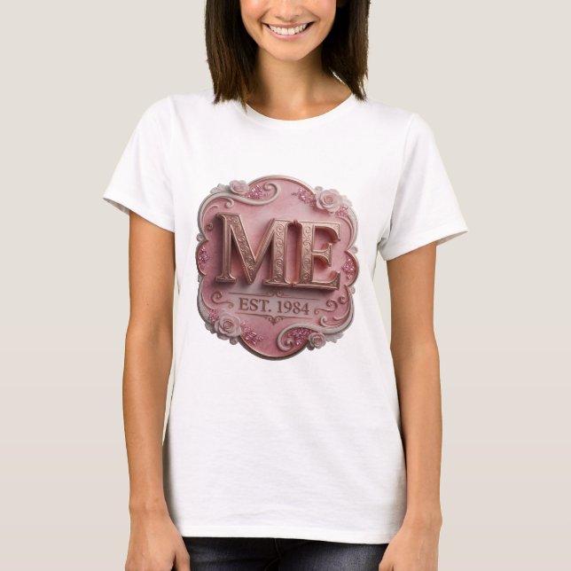Camiseta Design de Citação Bold Gold ME EST 1984 (Frente)