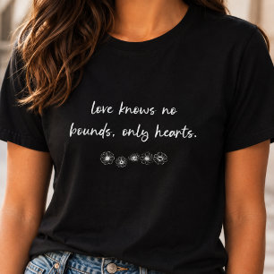 Camiseta Design de Citação Floral 'O Amor Não Conhece Limit
