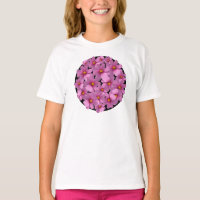 Design de Flor do Cosmos Roxo em um Fundo Preto