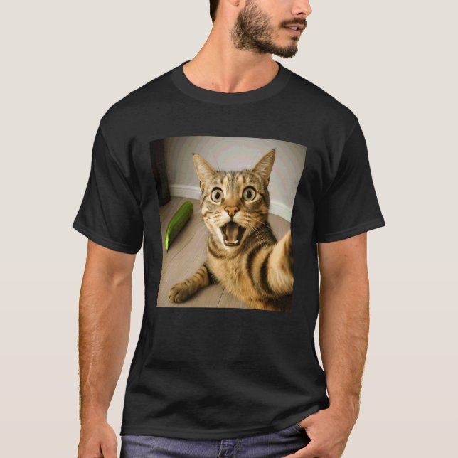 Camiseta Design de Meme de Gato Chocado com Pepino Selfie E (Frente)