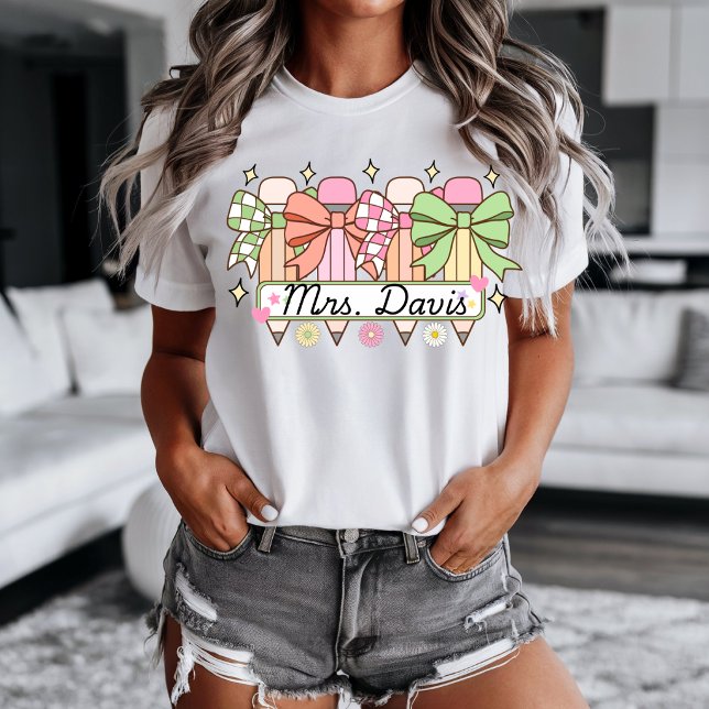 Camiseta Design de Nome de Professor Escolar Personalizado (Cute Teacher design with school pencils and teachers real name. )