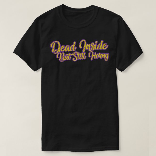 Camiseta Design de texto Dentro, Mas Ainda Horny (Frente do Design)