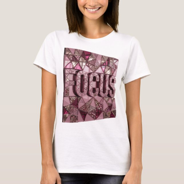 Camiseta Design de texto FOCUS Rosa Dinâmico (Frente)