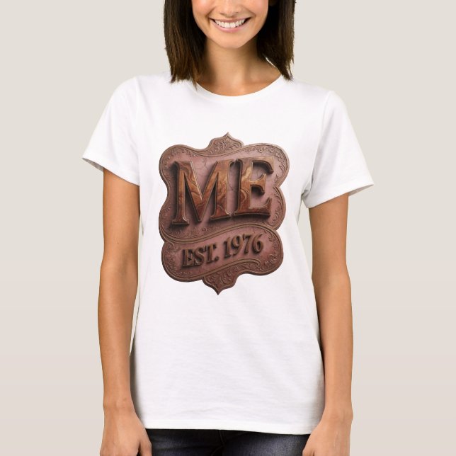 Camiseta Design de texto Sharp Gold ME EST 1976 (Frente)