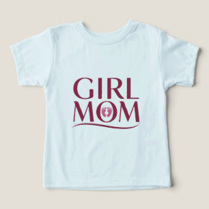 Camiseta Design de Tipografia Pegadas de Mãe de Menina Fofa