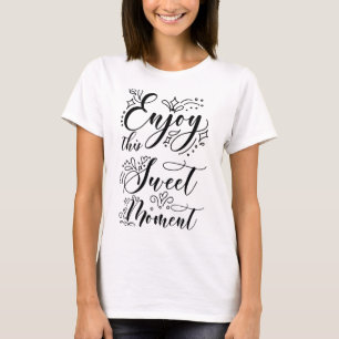 Camiseta Design de Vetor Floral Elegante
