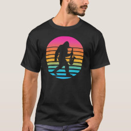 Camiseta Design Divertido de Bigfoot com Saxofone e Pôr do