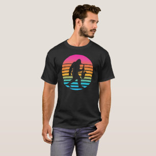 Camiseta Design Divertido de Bigfoot com Saxofone e Pôr do