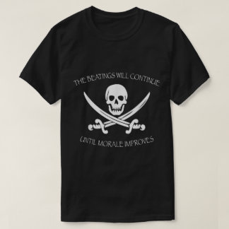 Camiseta Design Divertido de Caveira e Espadas de Pirata