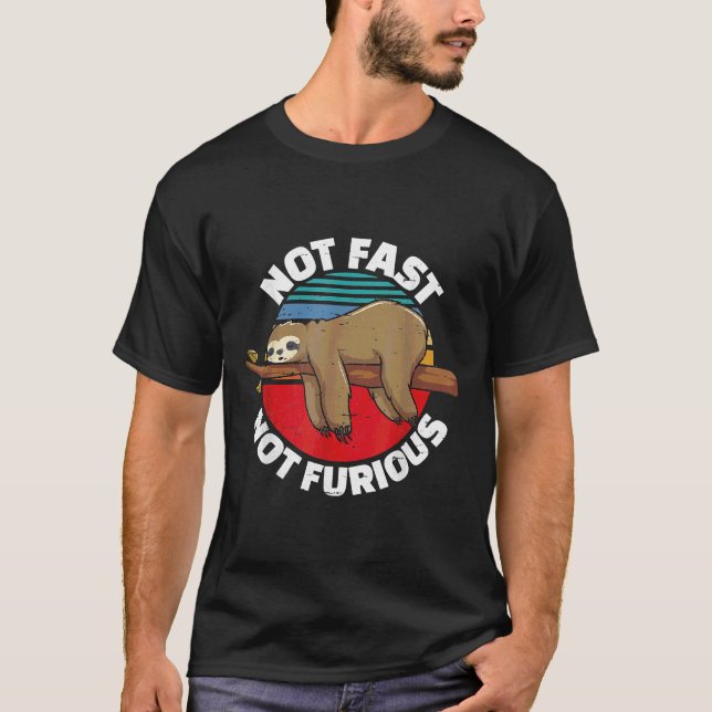 Camiseta Design Funny Sloth Não Rápido Não Furioso Volta (Frente)
