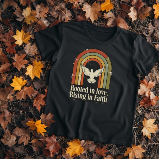 Camiseta Design tecido rastejada e ascensão de fé rasteira (Rooted in love, rising in faith ripped, retro style Christian message tee.)