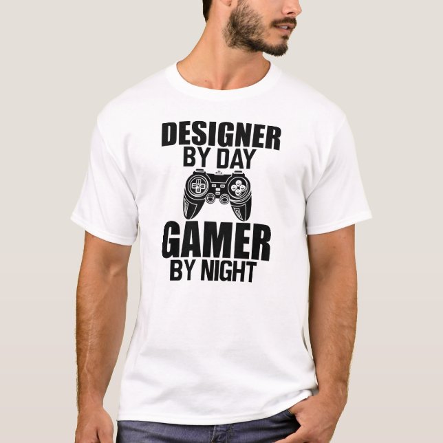 Camiseta Designer by day Gamer by night (Frente)