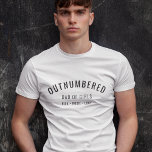 Camiseta Desligado | Pai de Dias de os pais modernos para r<br><div class="desc">Design personalizado simples,  na moda,  "Pai das Meninas",  "em número inferior",  numa tipografia contemporânea,  num estilo minimalista moderno,  que pode ser facilmente personalizado com os nomes dos seus filhos. O presente perfeito para o seu pai especial no seu aniversário,  dia de os pais ou só porque!</div>