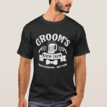 Camiseta Despedida de solteiro Equipe do Noivo do branco e<br><div class="desc">Vista seu padrinho e padrinhos para as festividades pré-casamento com essas divertidas camisetas da equipe de cerveja. Um design tipográfico moderno indica Equipe do Noivo. As palavras cercam uma caneca cheia de cerveja e uma gravata borboleta no fundo. O nome do padrinho ou padrinho segue abaixo. Fácil de personalizar.</div>