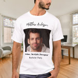 Camiseta Despedida de solteiro fotógrafo mito nome de legen<br><div class="desc">Personalize e adicione sua própria foto do solteiro. Personalize e adicione um nome e um texto. Texto: O Homem,  O Mito,  A Lenda.</div>