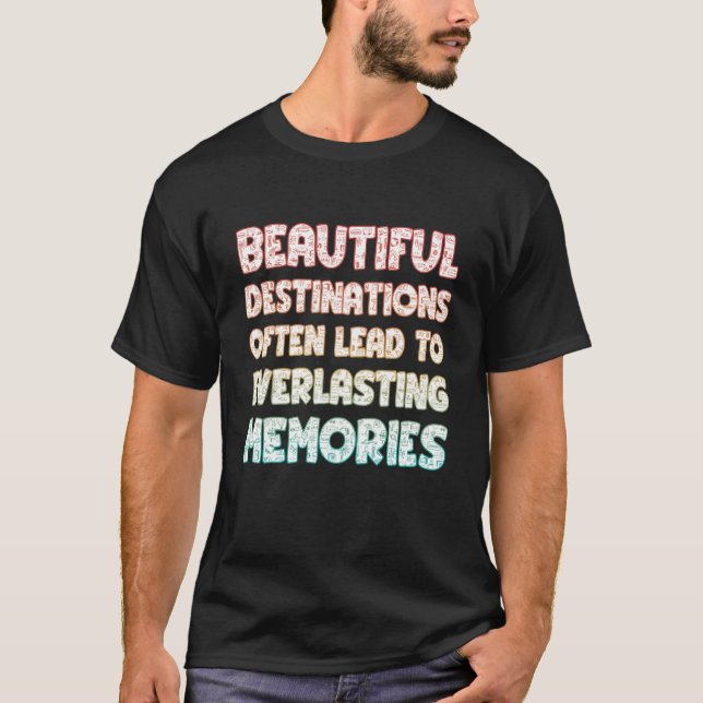 Camiseta Destinos Bonitos Levam Muitas Vezes A M Everdurado (Frente)