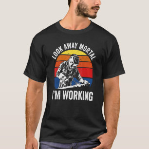 Camiseta Desvie o Olhar Mortal Estou Trabalhando  Pelo Dia 