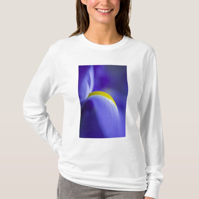 Camiseta Detalhe aproximado de uma íris Blue Flag. (Frente)