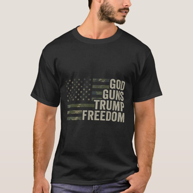 Camiseta Deus Arma Liberdade Imensa - Camuflagem Engraçada  (Frente)