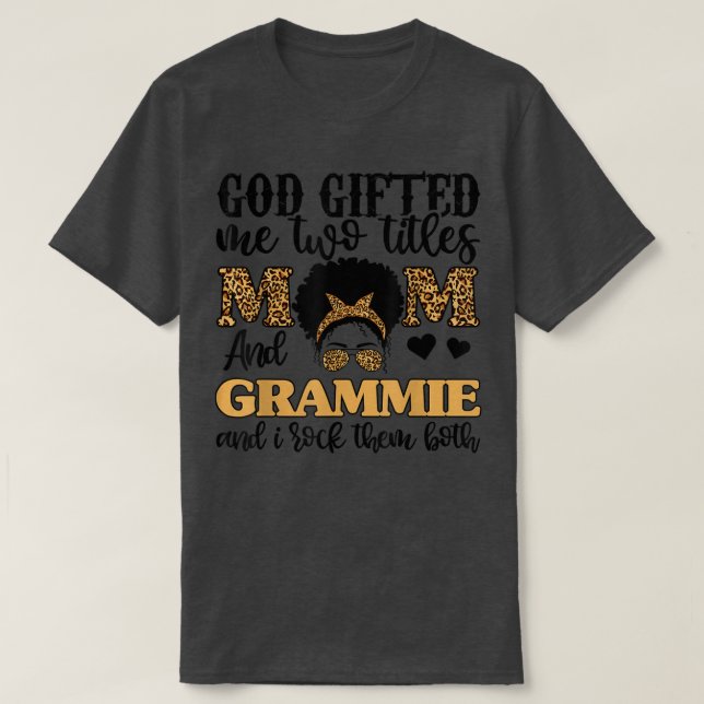 Camiseta Deus Engraçado Me Deu Dois Títulos Mãe E Grammie L (Frente do Design)