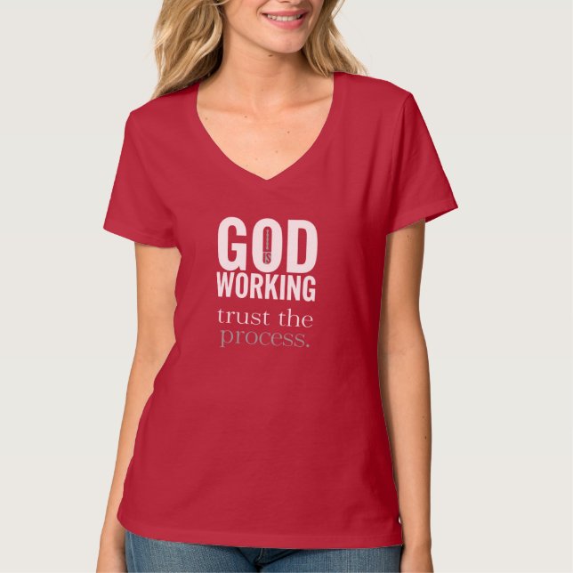 Camiseta Deus Está Trabalhando, Camiseta de Consci (Frente)