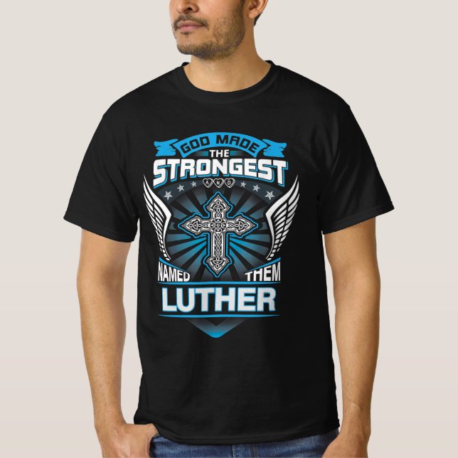 Camiseta Deus Fez Os Mais Fortes E Os Chamou De Luther (Frente)