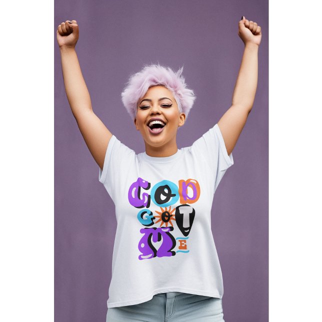 Camiseta Deus Me Arranjou A Fé Cristã. (Bold retro colors meet big faith energy. Wear it loud—God’s got you every step of the way.)