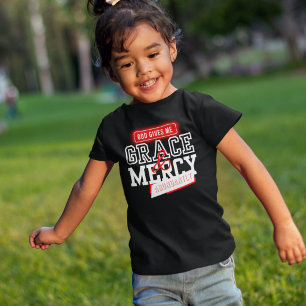 Camiseta Deus Me Dá Graça - Oração de Crentes Para Meninas
