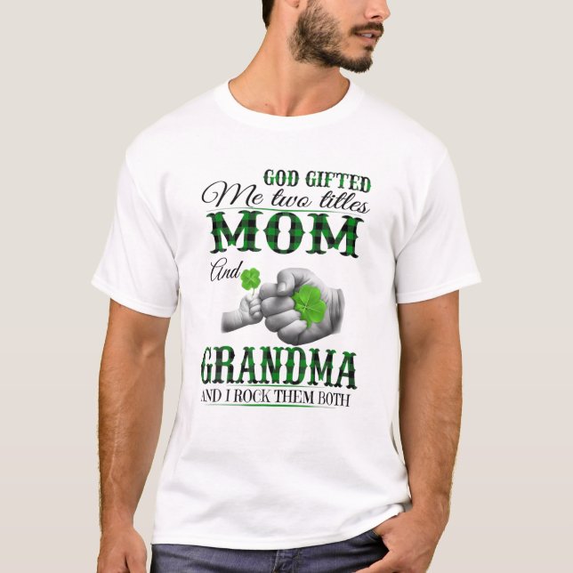 Camiseta Deus Me Deu Dois Títulos Mãe E Avó (Frente)