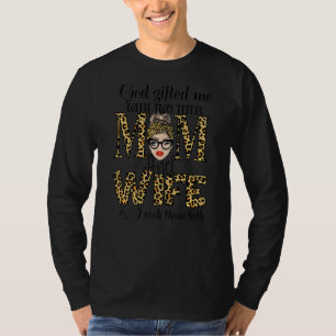 Camiseta Deus Me Deu Dois Títulos Mamãe e Esposa Mãe de Leo