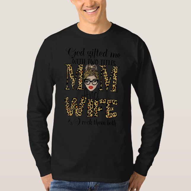 Camiseta Deus Me Deu Dois Títulos Mamãe e Esposa Mãe de Leo (Frente)