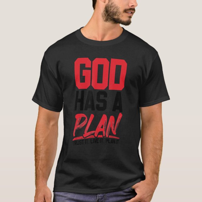 Camiseta Deus Tem Um Plano Confiante Que Ele Vive E Planeia (Frente)