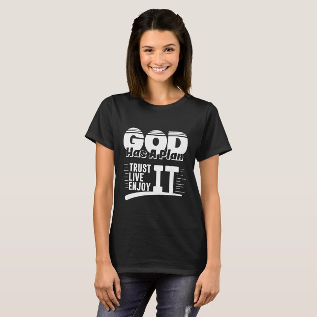 CAMISETA DEUS TEM UM PLANO DE CONFIANÇA QUE ELE VIVE. (Frente Completa)