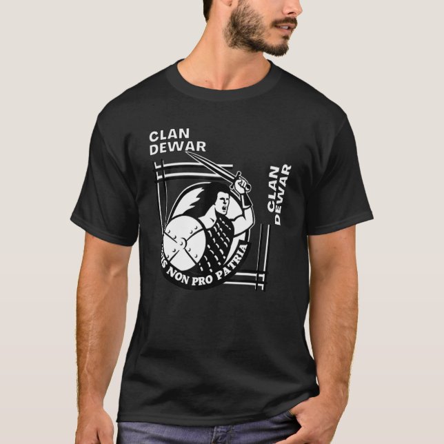 Camiseta Dewar Clan Gaelic Motto Swordsman (Frente)