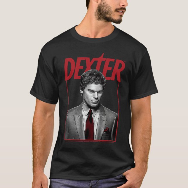 Camiseta Dexter Red Tie Portrait (Frente)