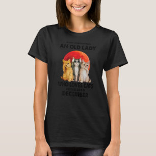 Camiseta Dezembro Nunca Subestime Uma Velha Que Ama