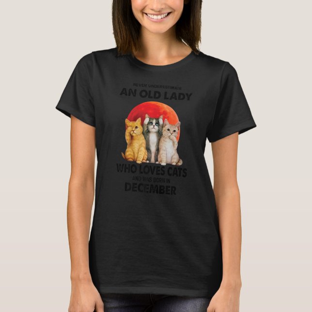 Camiseta Dezembro Nunca Subestime Uma Velha Que Ama (Frente)