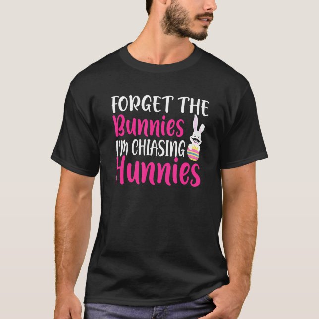 Camiseta Dia da páscoa Esqueça os Bunnies que estou persegu (Frente)