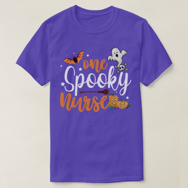 Camiseta Dia de as Bruxas engraçado Um Enfermeiro Spooky Pu (Frente do Design)