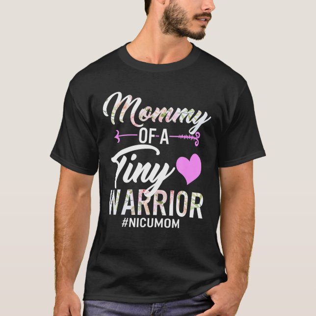 Camiseta Dia de as mães De Um Pequeno Guerreiro NICU Mãe Be (Frente)