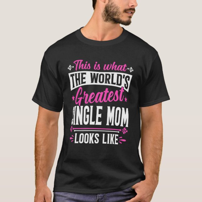 Camiseta Dia de as mães Que Grande Solteiro da Mãe (Frente)