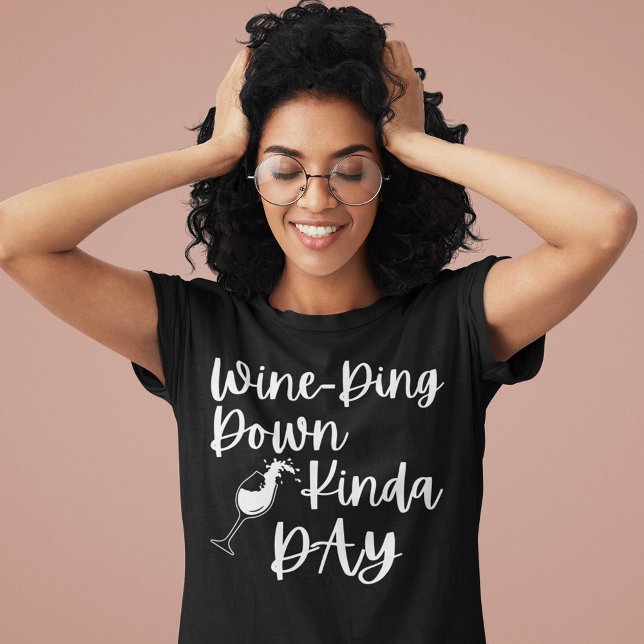 Camiseta Dia de Baixo Vinho (Wine Ding Down Kinda Day T Shirt)